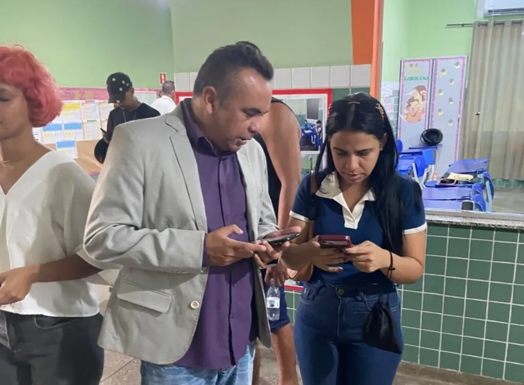 Imagem mostra candidato Farah Mesquita mexendo em celular