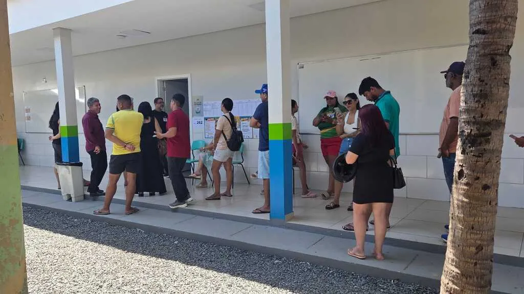 Imagem mostra eleitores, em fila, aguardando momento da votação