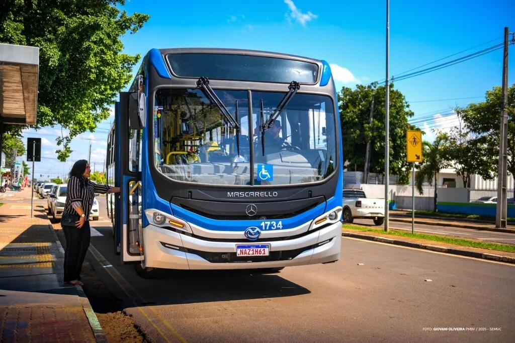Imagem mostra mulher entrando em ônibus coletivo