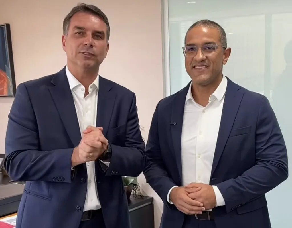 Imagem mostra Flávio Bolsonaro e Arthur Henrique