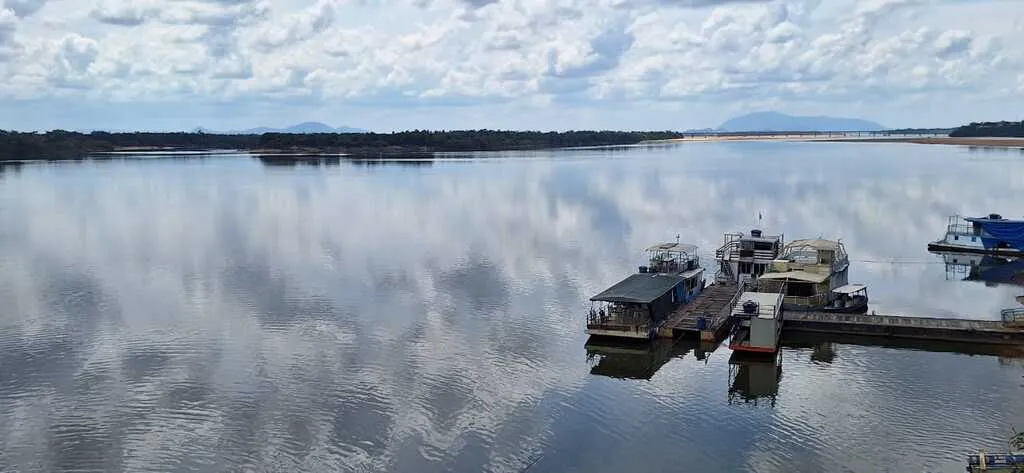 Imagem mostra rio Branco em processo de recessão