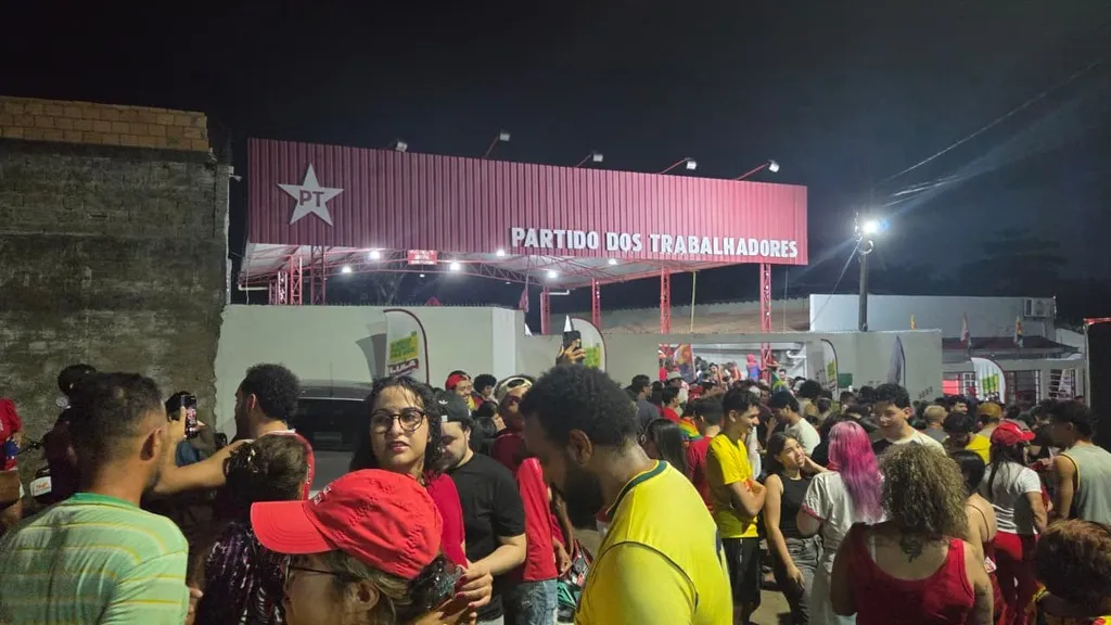 Imagem mostra eleitores de Lula comemorando a vitória em frente à sede do PT