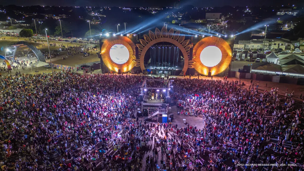 Imagem mostra multidão em show