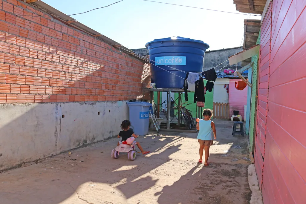 Resilientes, crianças investem nas brincadeiras para superar as adversidades