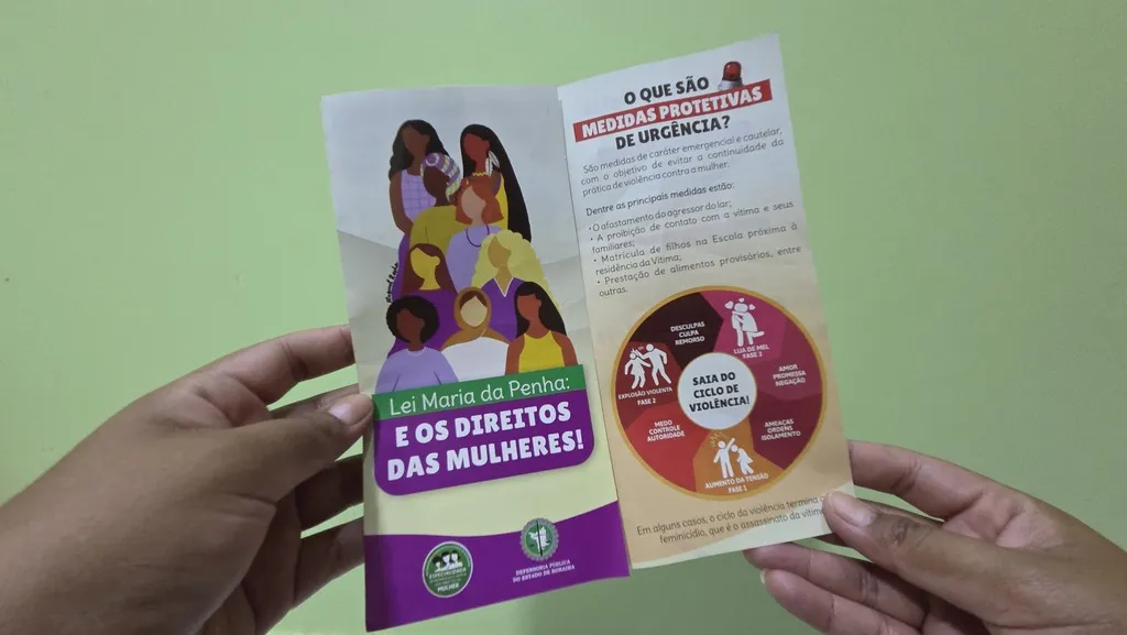Imagem mostra folder sobre a "Lei Maria da Penha e os direitos das mulheres"
