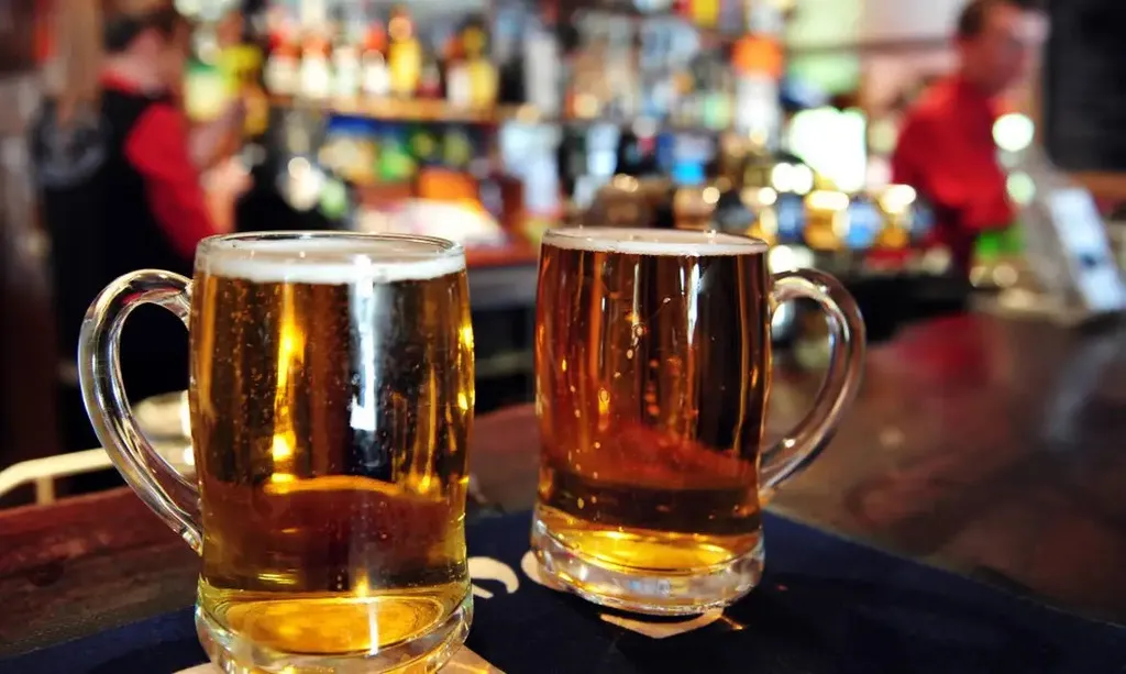 Imagem mostra duas canecas de chopp em cima de balcão