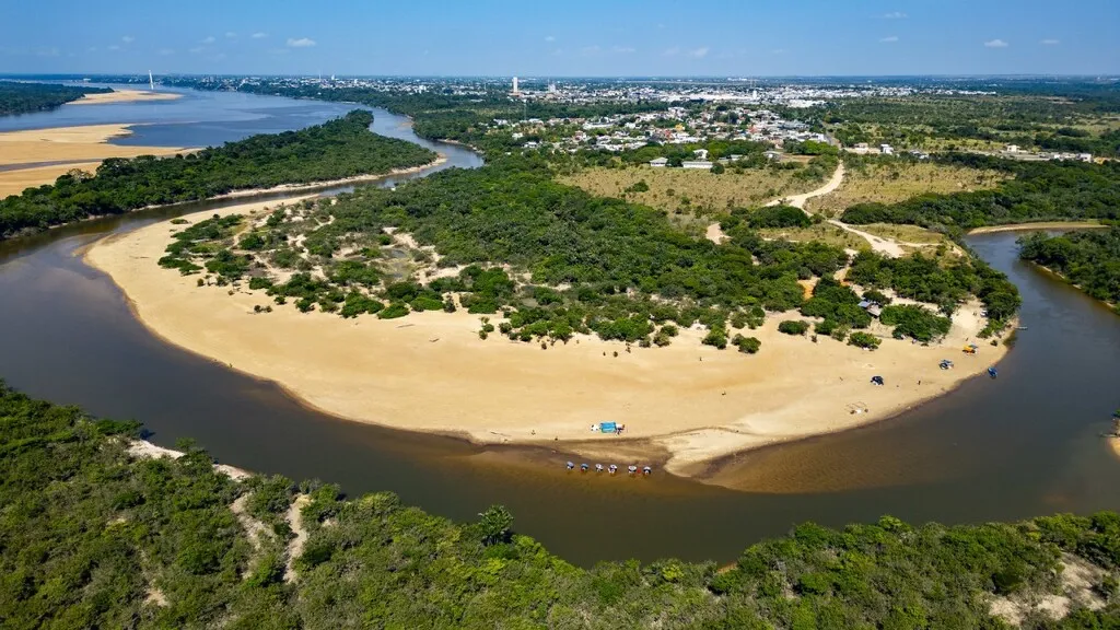 Imagem aérea mostra extensa faixa de areia em praia de rio
