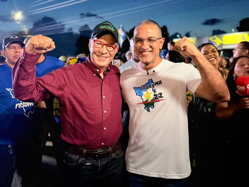 Imagem mostra dois homens abraçados